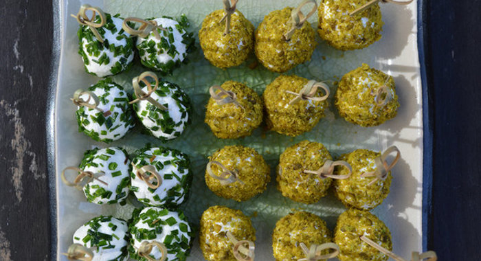 Шарики из козьего сыра с виноградом