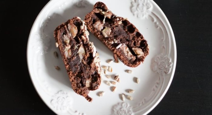 Шоколадный кекс с бананами и подсолнечными семечками