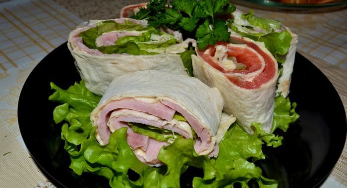 Рулеты из лаваша с сыром, ветчиной и рыбой