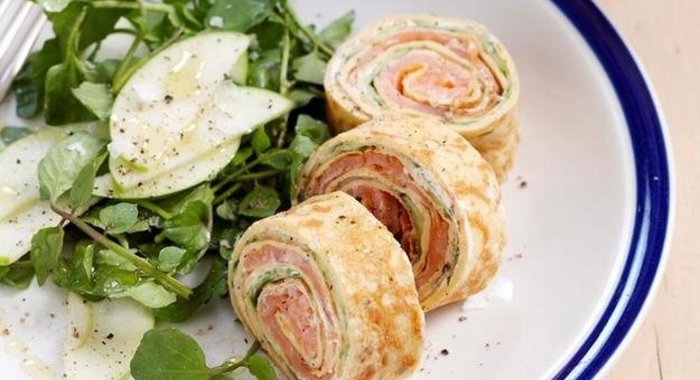 Рулетики с копченым лососем