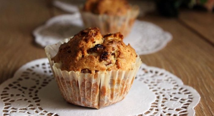 Закусочные ржаные кексы с беконом и красным луком