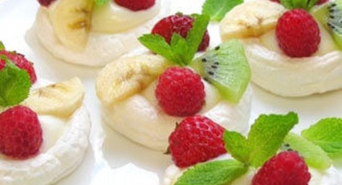 Безе с кремом и фруктами