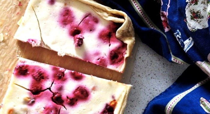 Сладкий сметанный пирог с ягодами