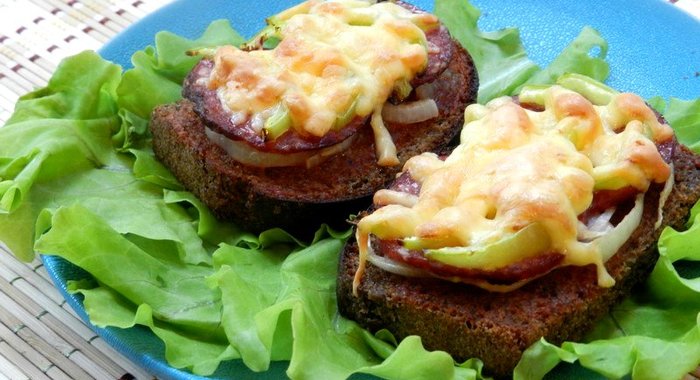 Горячие бутерброды с колбасой и болгарским перцем