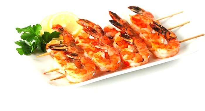 Шашлыки из креветок, лимонов и лаврового листа
