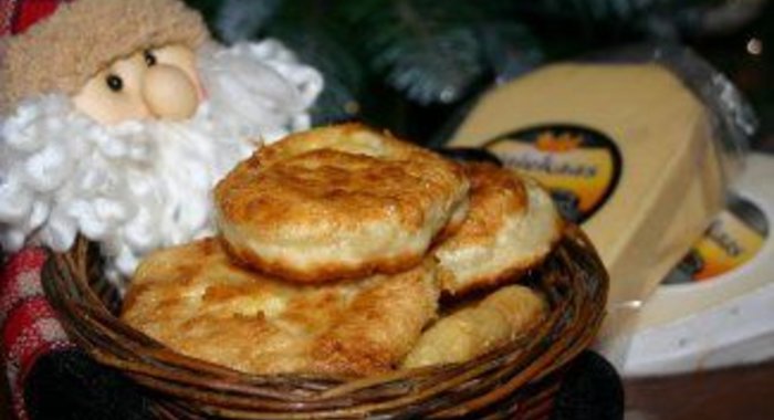 Пирожки с начинкой из трех сыров