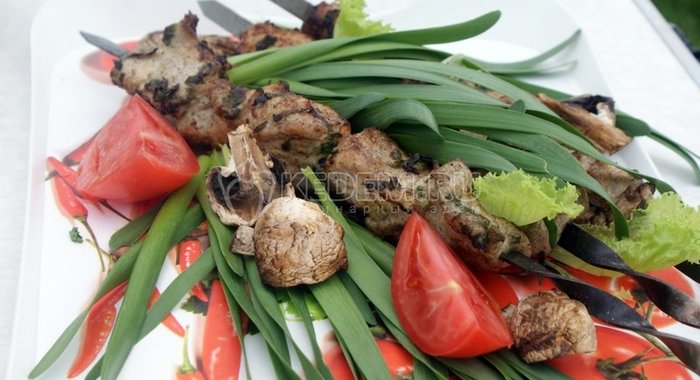 Шашлык из курицы в майонезе с черемшой