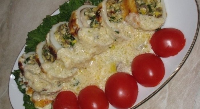 Кальмары, фаршированные грибами и омлетом