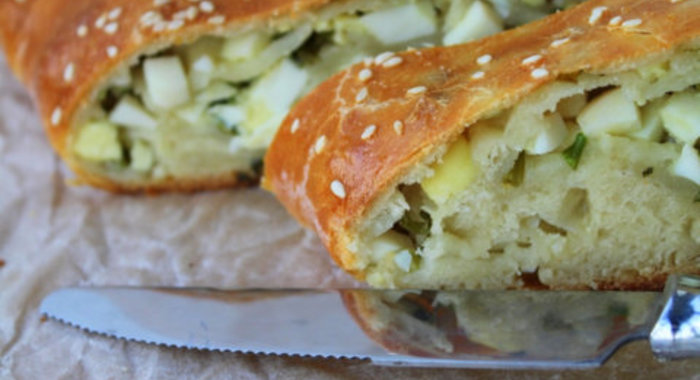 Дрожжевой рулет с луком и яйцом