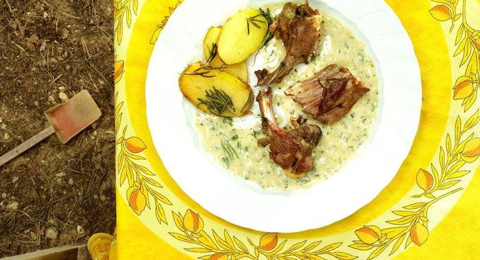 Баранья корейка с чехонью, белым вином и картошкой