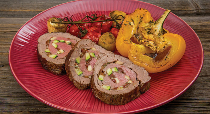 Рулет из говядины с запеченными овощами