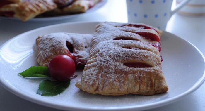 Слоённые пирожки с алычой