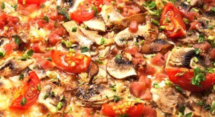 Пицца с грибами, помидорами и пряными травами