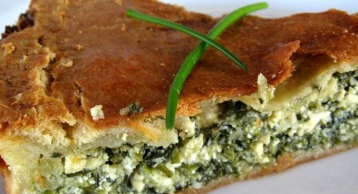 Древнеримский пирог с сыром фета и зеленым луком
