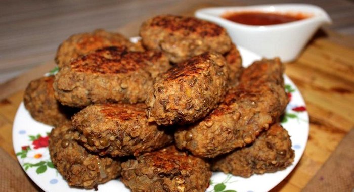 Котлеты из чечевицы и кус-куса с томатным соусом