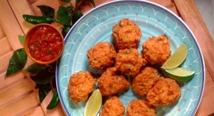 Греческие томатные оладьи с фетой (Ntomatokeftedes)