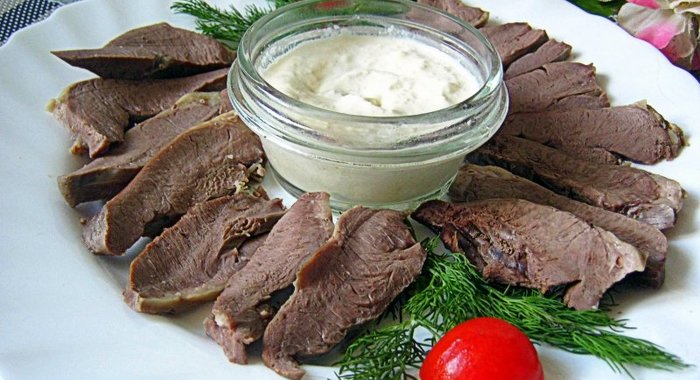 Отварное свиное сердце с соусом хрен со сметаной