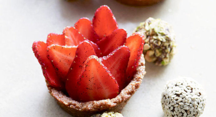 Клубничное пирожное с имбирной крошкой