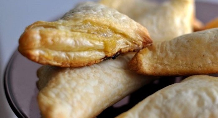 Слоеные пирожки с капустой