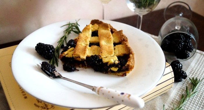 Кростата с шелковицей, розмарином и белым вином