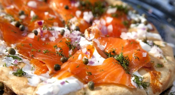 Пицца с семгой и сыром