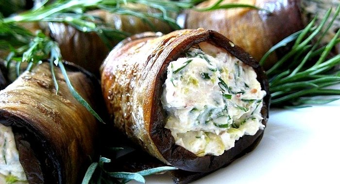 Рулеты из баклажанов с творожной начинкой