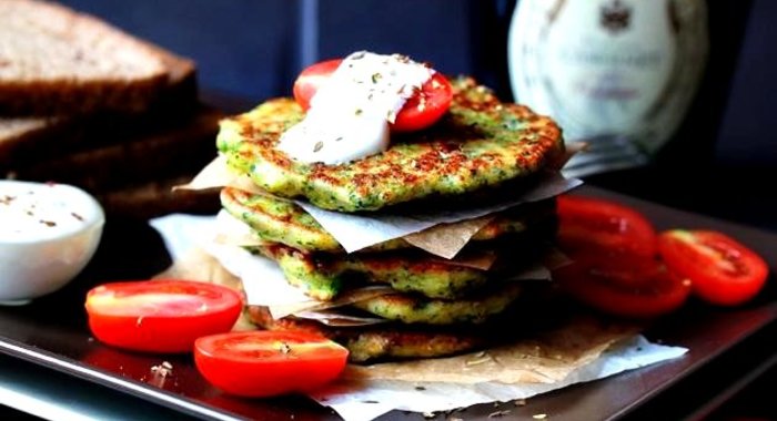 Оладьи с брокколи и пармезаном