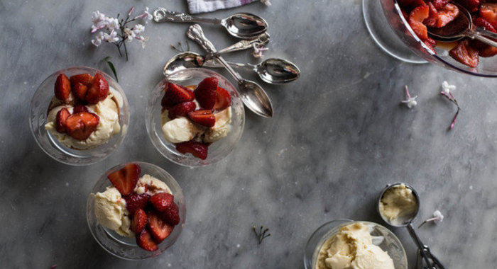 Домашнее мороженое с клубникой