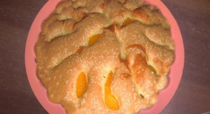 Шарлотка с персиками