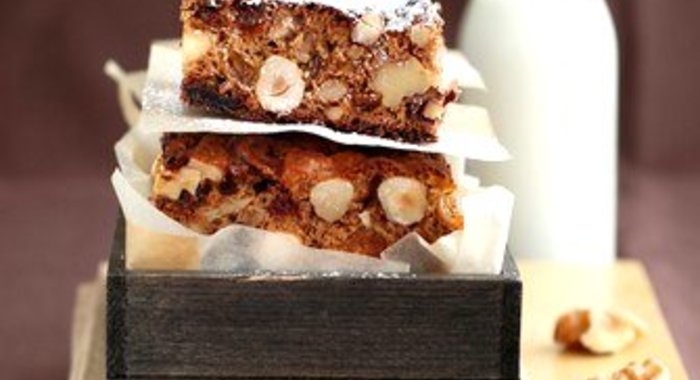 Пирожные с ягодами, миндалем и шоколадом