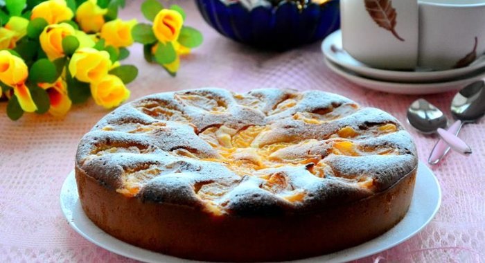 Шарлотка с мандаринами на кефире