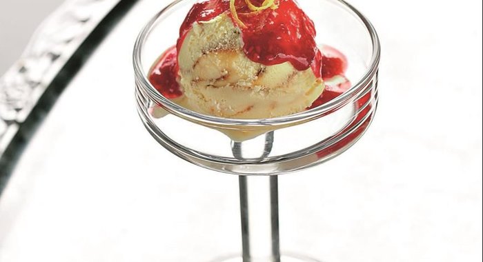 Мороженое крем-брюле с малиновым соусом