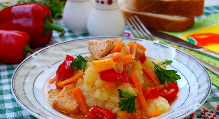 Рагу из индейки с овощами в казане