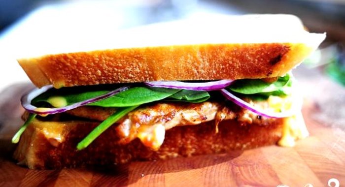 Горячие бутерброды с курицей и абрикосовым соусом