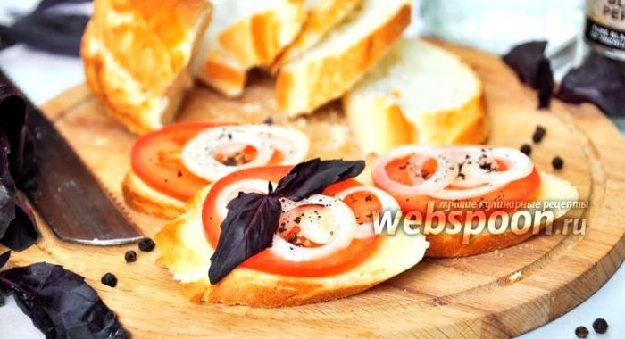Закусочные бутерброды с помидором и луком