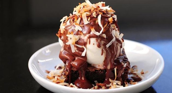 Шоколадные пирожные с теплым шоколадным соусом