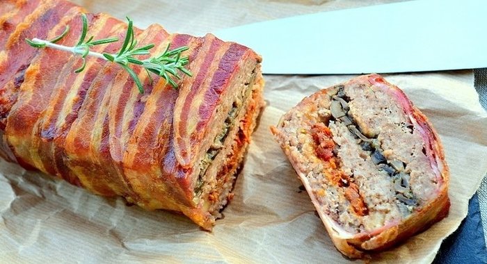 Слоеная мясная запеканка в беконе