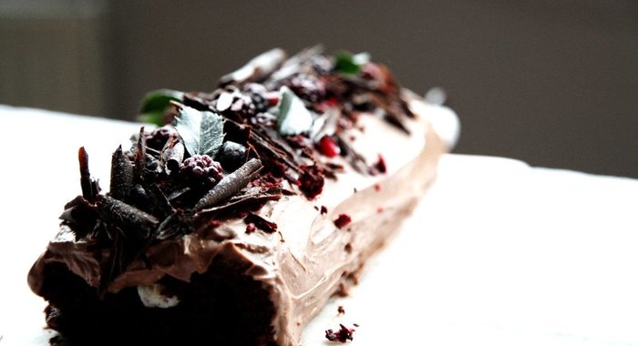 Шоколадный рулет с лесными ягодами и сырным кремом