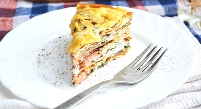 Блинчатый пирог с лососем