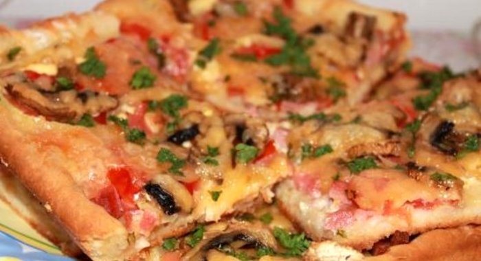 Пицца с колбасой и шампиньонами