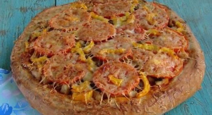 Пицца с куриным филе и грибами