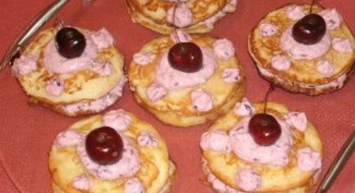 Яблочные оладьи с творожно-ягодным кремом