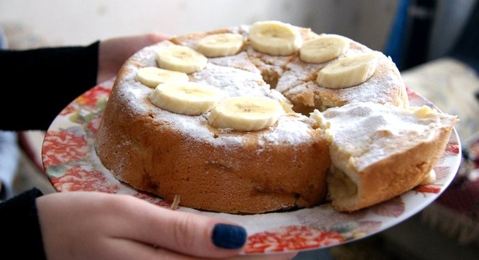 Шарлотка с бананами и вишней