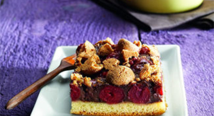 Шоколадно-кремовый пирог с вишней