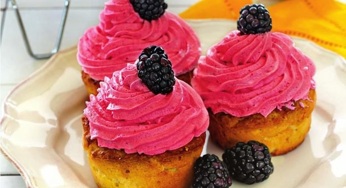 Лимонные кексы с ежевичным кремом