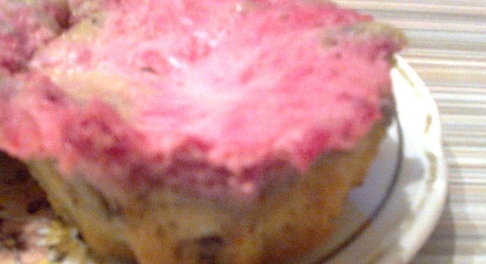 Маффины с шоколадом и ягодным кремом