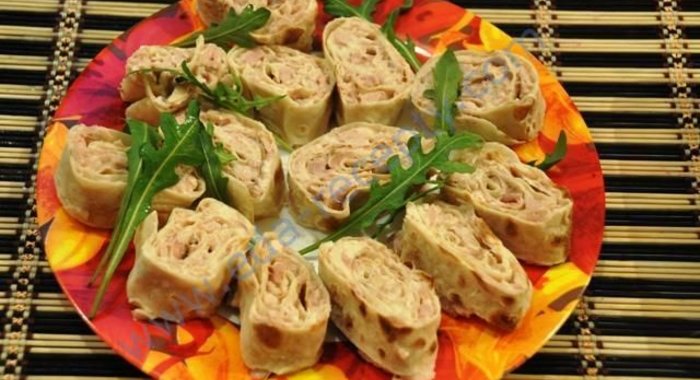 Рулет из лаваша с курицей и грибами