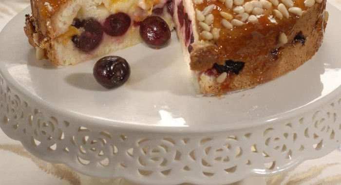 Пирог из черешни с кедровыми орешками