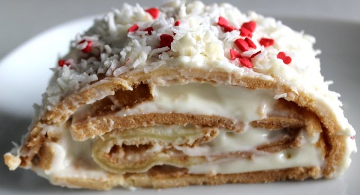 Бисквитный рулет с кокосовым кремом