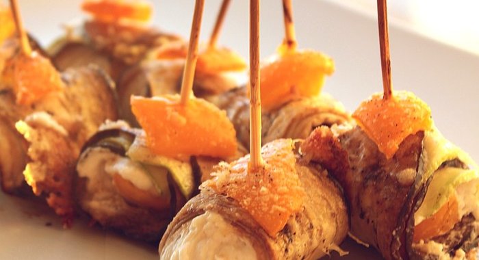 Овощные рулетики с козьим сыром и пармезаном